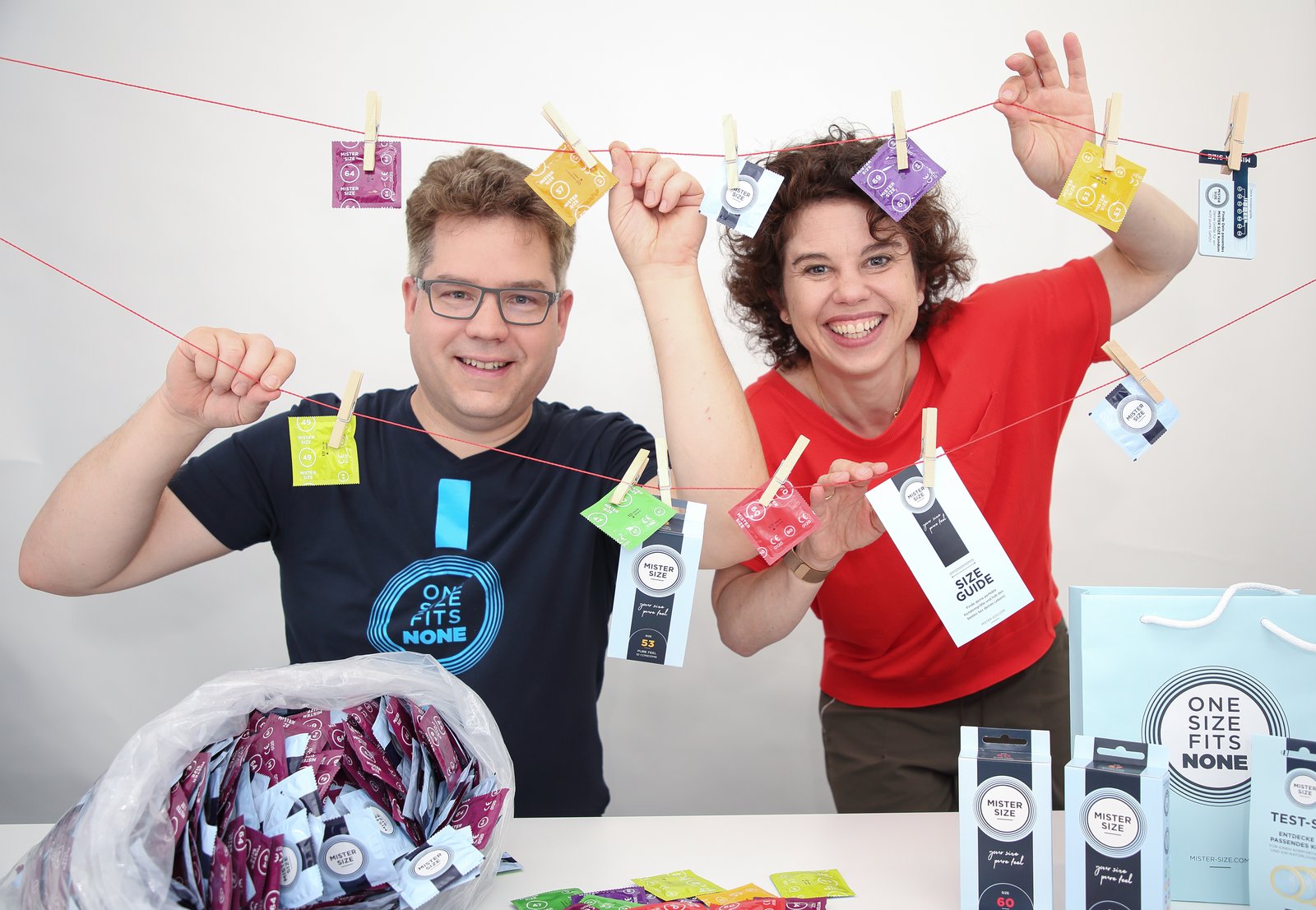 Ян та Єва Краузе, виконавчі директори компанії Vinergy GmbH, з презервативами Mister Size