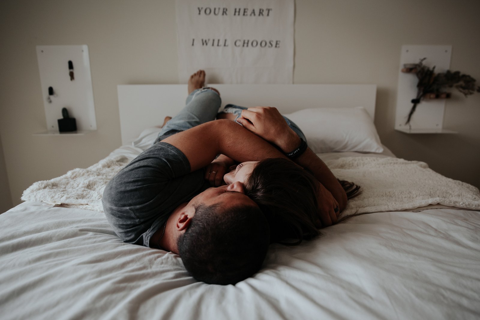 Чоловік без еректильної дисфункції або проблем з потенцією лежить у ліжку поруч з жінкою, обоє обіймаються.