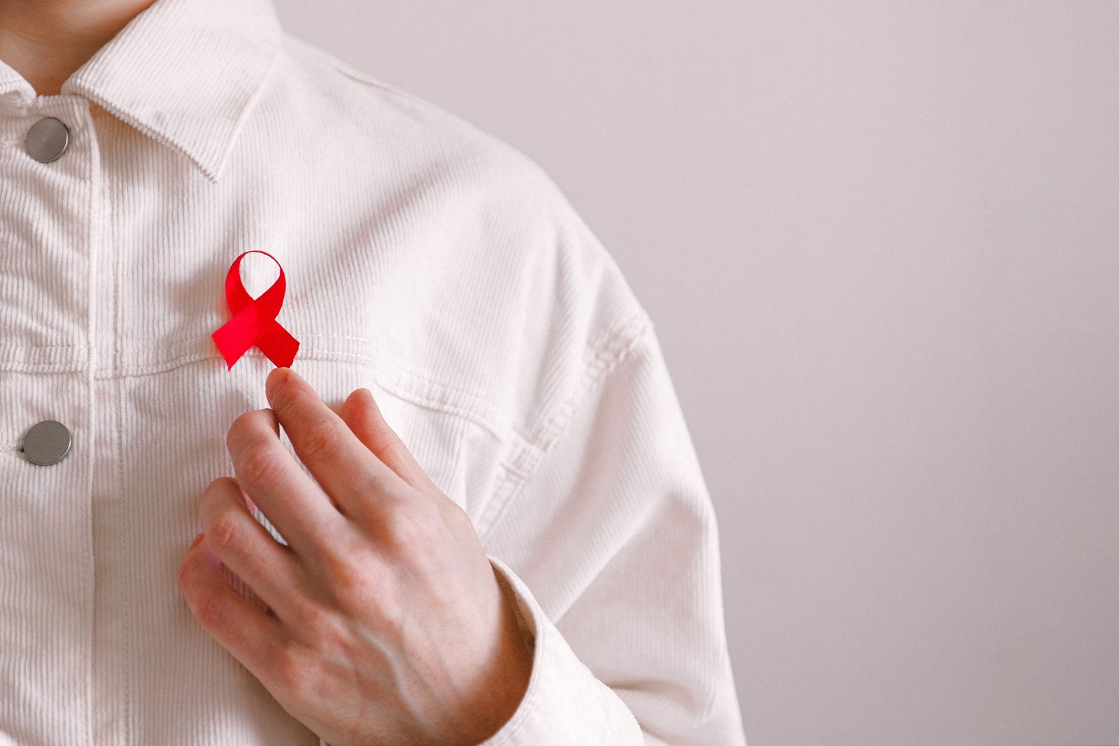 Чоловік з червоною стрічкою на сорочці у Всесвітній день боротьби зі СНІДом